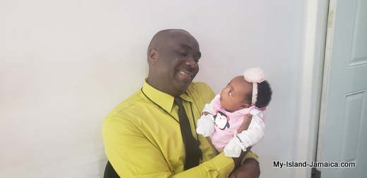 images/nylah_amira_gayle_1month_old_with_daddy_wellesley_gayle_jamaican_father_and_baby_7